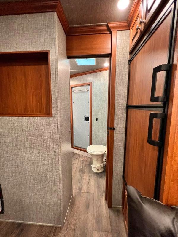 Sundowner 30' Horizon 3 Horse Trailer w/ Living Quarters (RQ) - Image 18