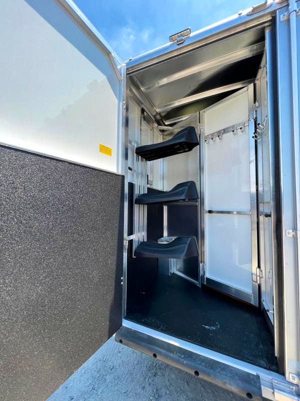 Sundowner 30' Horizon 3 Horse Trailer w/ Living Quarters (RQ) - Image 7