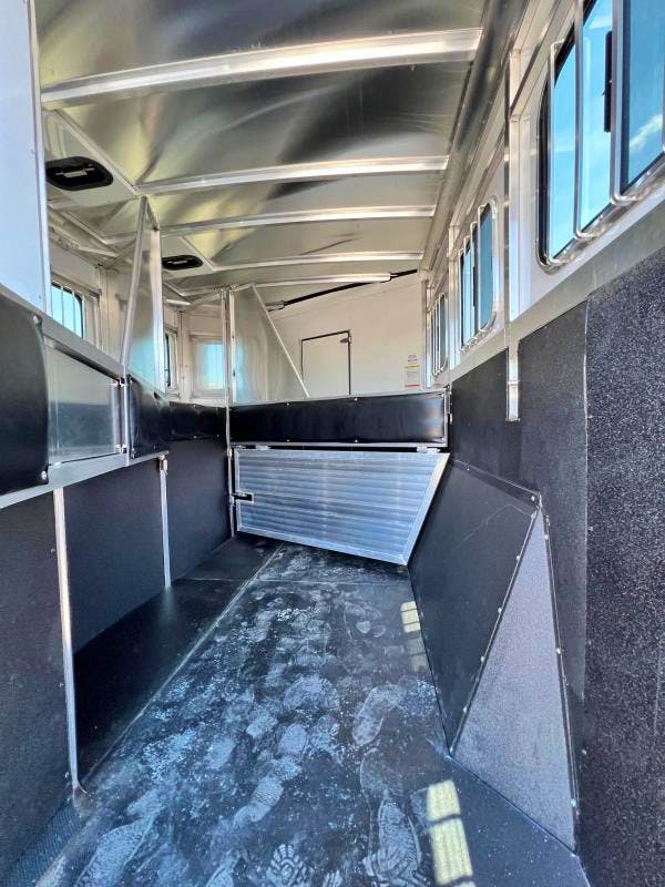 Sundowner 30' Horizon 3 Horse Trailer w/ Living Quarters (RQ) - Image 8