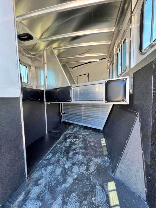 Sundowner 30' Horizon 3 Horse Trailer w/ Living Quarters (RQ) - Image 6