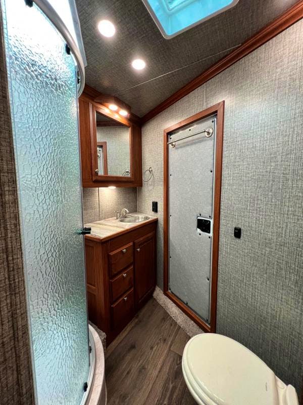 Sundowner 30' Horizon 3 Horse Trailer w/ Living Quarters (RQ) - Image 16