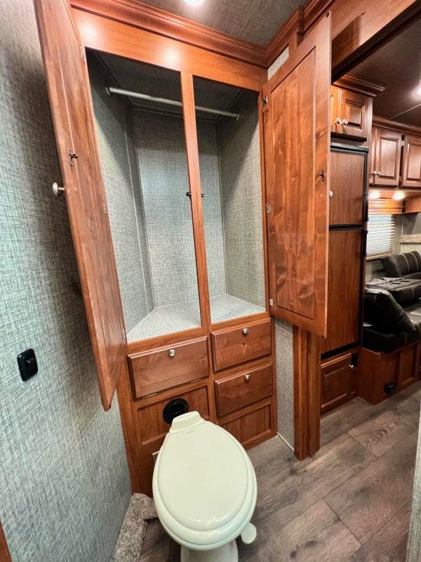 Sundowner 30' Horizon 3 Horse Trailer w/ Living Quarters (RQ) - Image 17