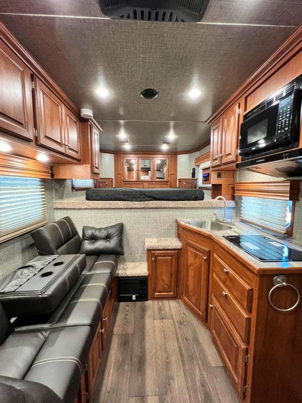 Sundowner 30' Horizon 3 Horse Trailer w/ Living Quarters (RQ) - Image 11