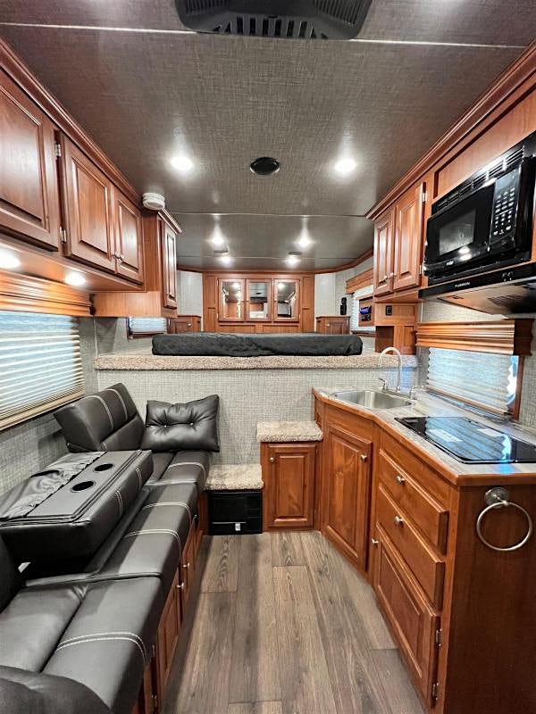 Sundowner 30' Horizon 3 Horse Trailer w/ Living Quarters (RQ) - Image 11