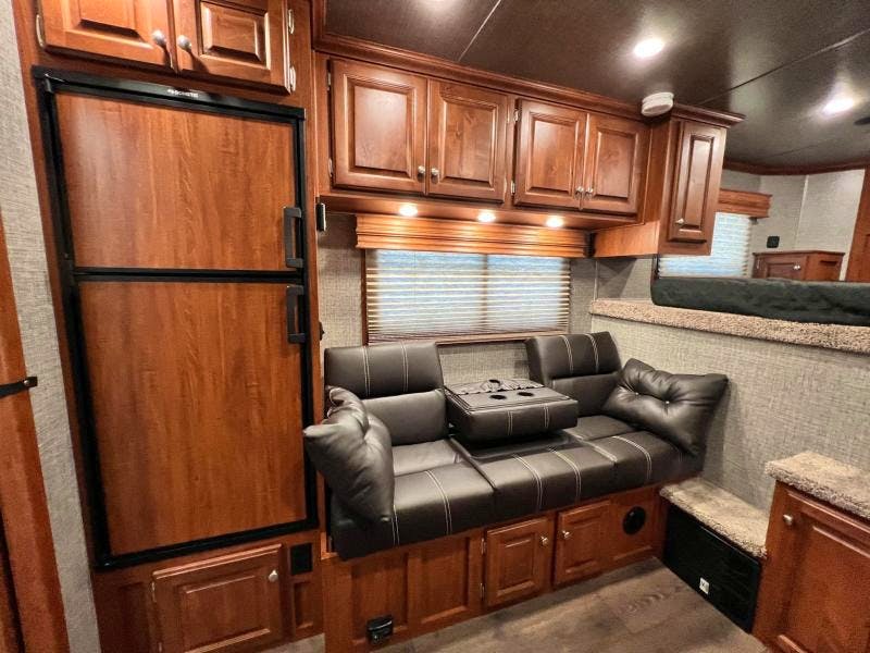 Sundowner 30' Horizon 3 Horse Trailer w/ Living Quarters (RQ) - Image 10