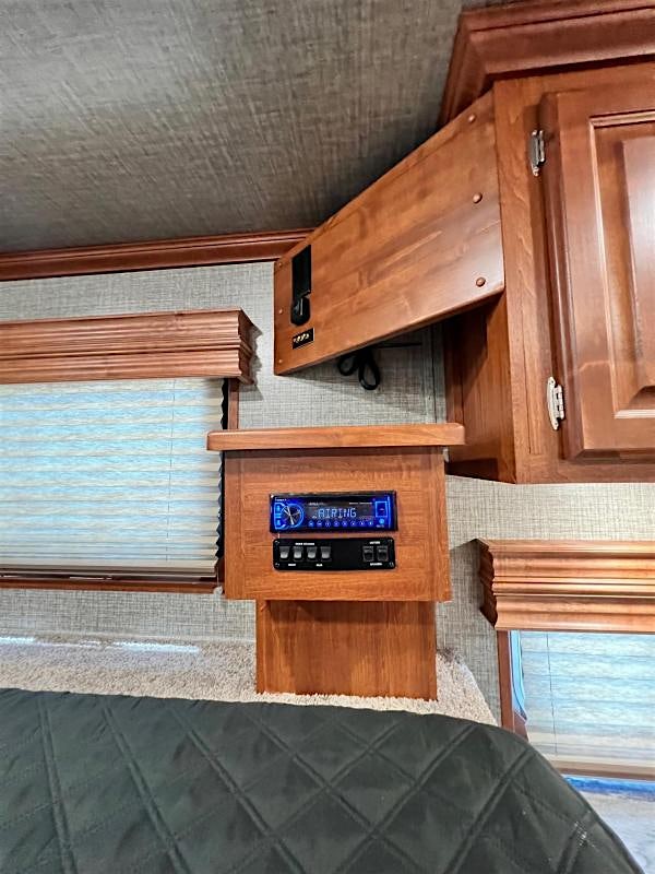 Sundowner 30' Horizon 3 Horse Trailer w/ Living Quarters (RQ) - Image 12