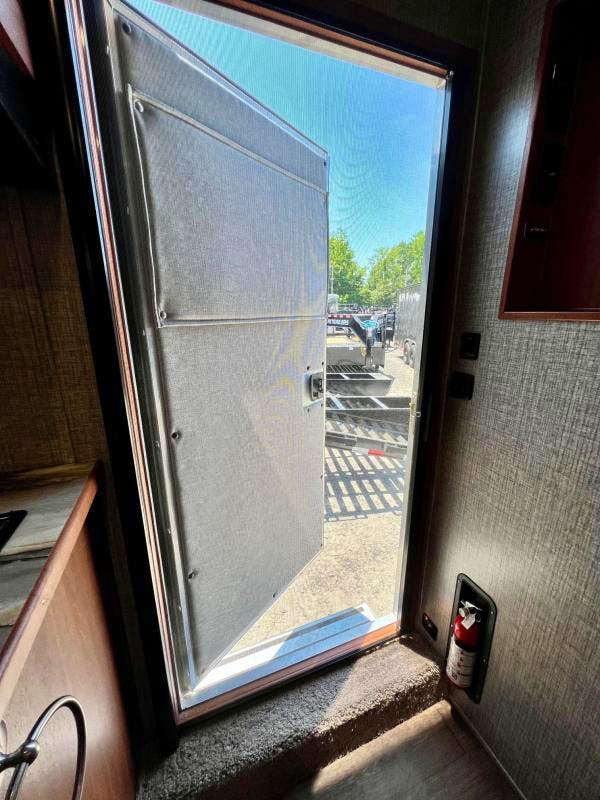 Sundowner 30' Horizon 3 Horse Trailer w/ Living Quarters (RQ) - Image 13