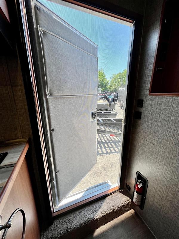 Sundowner 30' Horizon 3 Horse Trailer w/ Living Quarters (RQ) - Image 13