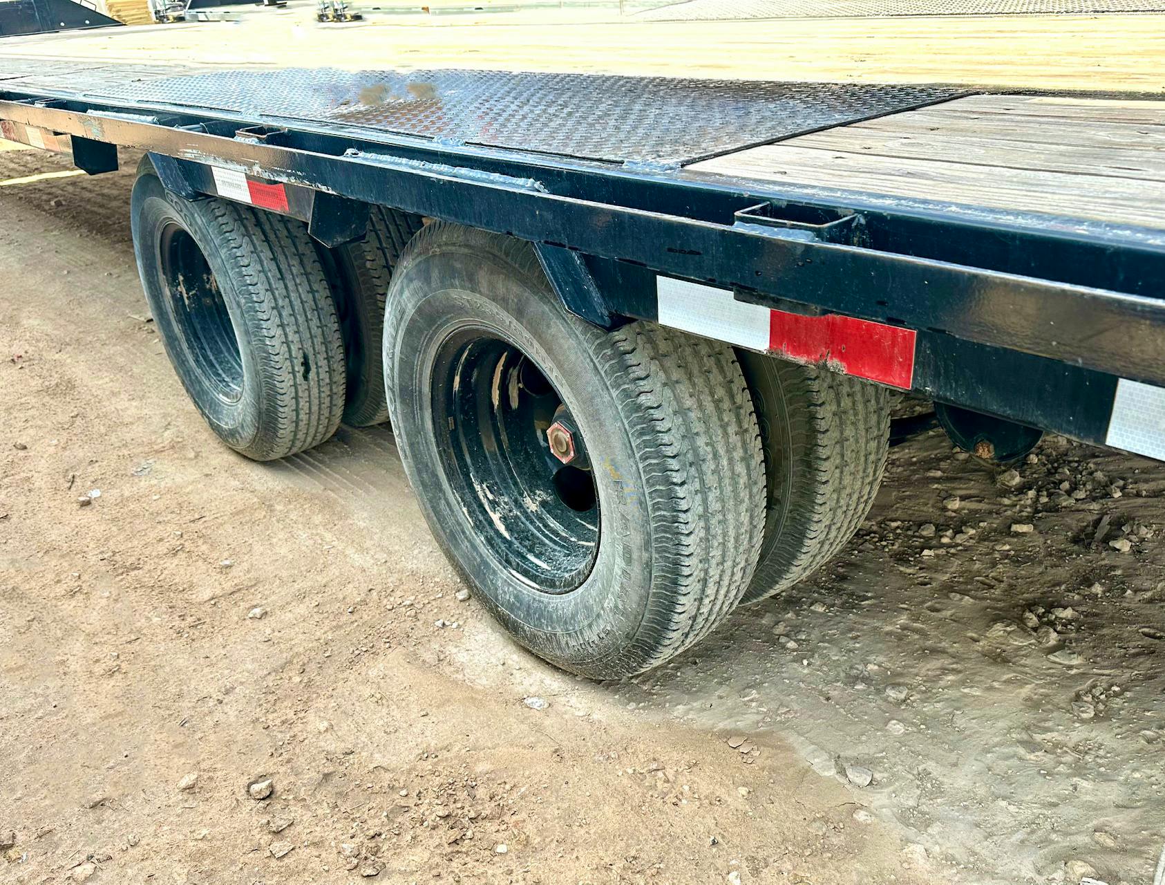 PJ Trailers USED 40'x102" Gooseneck Flatbed Trailer w/ Duals (LD) - Stock #57741 - Image 5 of 5