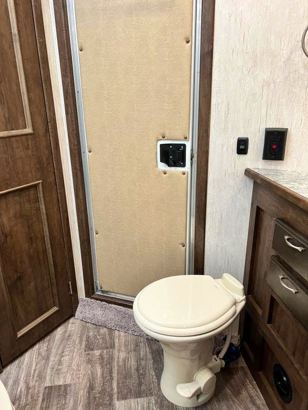 Sundowner 28' Horizon 4 Horse Trailer w/ Living Quarters (8011RS) - Stock #57898 - Image 20 of 29