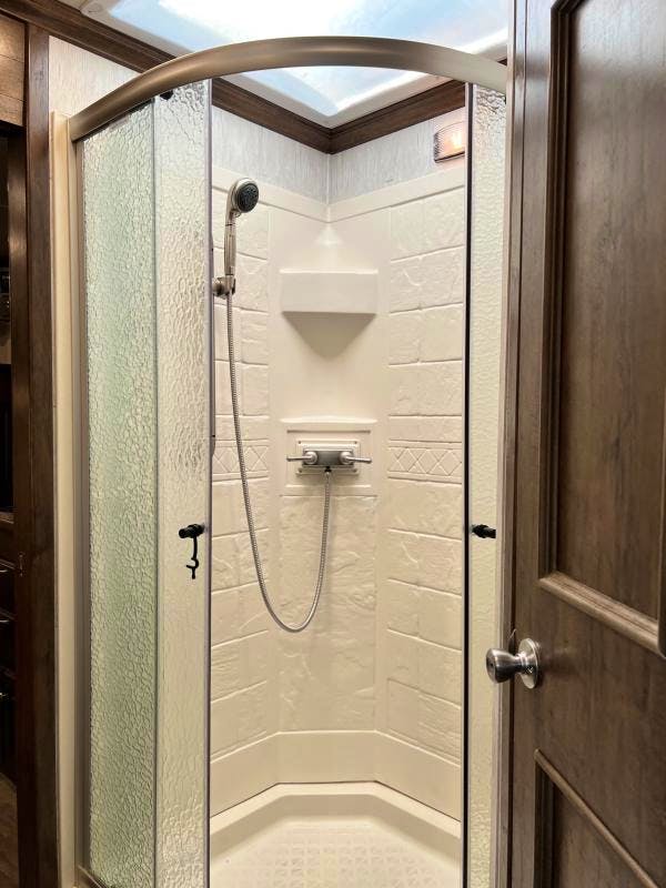 Sundowner 28' Horizon 4 Horse Trailer w/ Living Quarters (8011RS) - Stock #57898 - Image 15 of 29