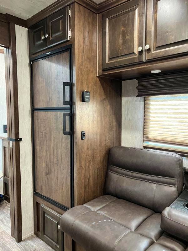 Sundowner 28' Horizon 4 Horse Trailer w/ Living Quarters (8011RS) - Stock #57898 - Image 11 of 29