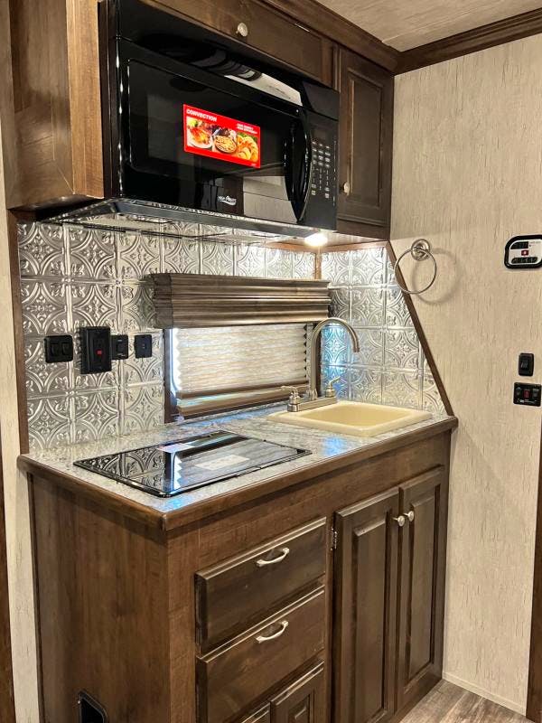 Sundowner 28' Horizon 4 Horse Trailer w/ Living Quarters (8011RS) - Stock #57898 - Image 10 of 29