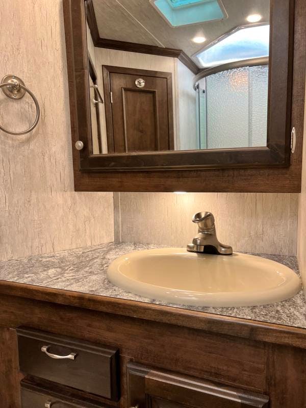 Sundowner 28' Horizon 4 Horse Trailer w/ Living Quarters (8011RS) - Stock #57898 - Image 18 of 29