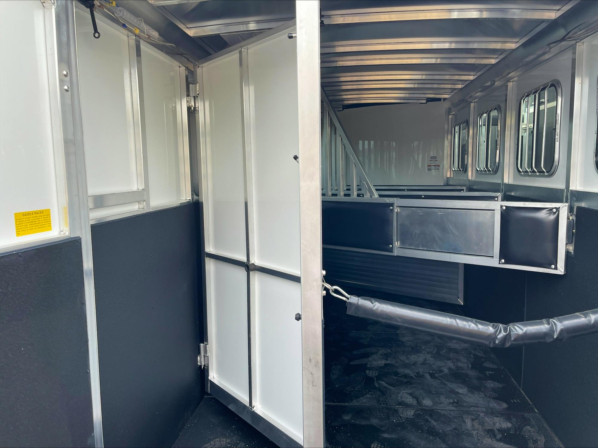 Sundowner 22' Super Tack Gooseneck 4 Horse Trailer (RH) - Image 3