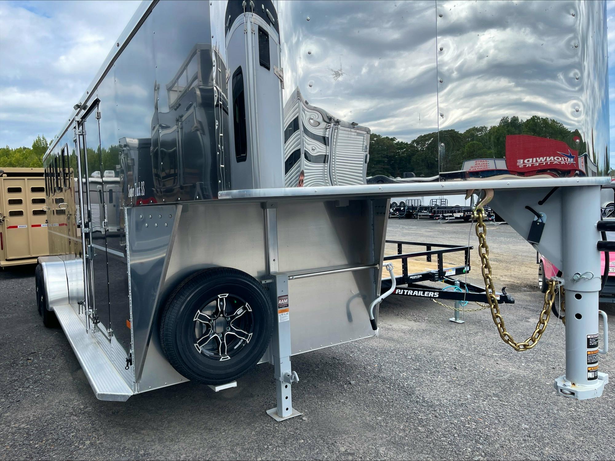 Sundowner 22' Super Tack Gooseneck 4 Horse Trailer (RH) - Image 2