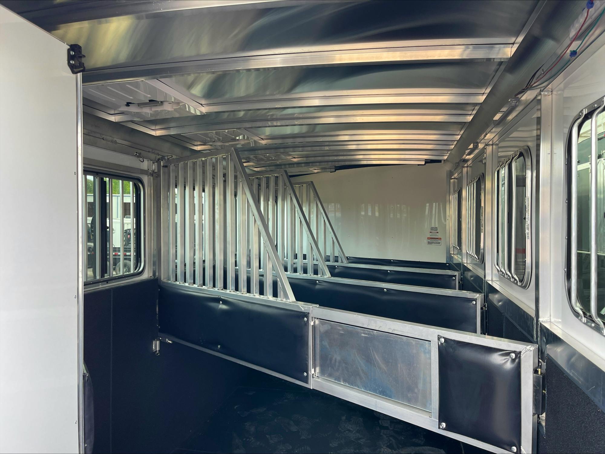 Sundowner 22' Super Tack Gooseneck 4 Horse Trailer (RH) - Image 4