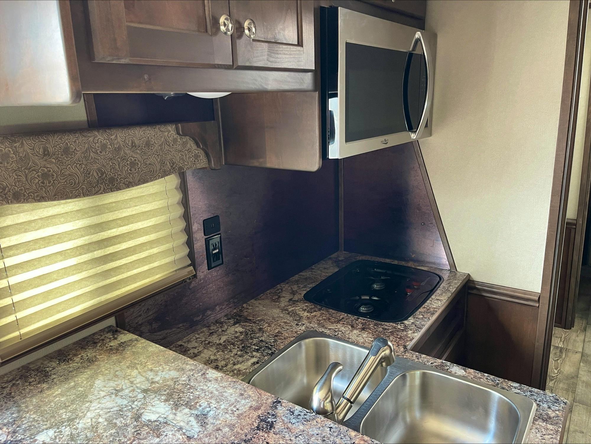 Stock #63782 - Merhow 40ft NextGen Stock Combo LQ w Bar and Bunk 8016 BB