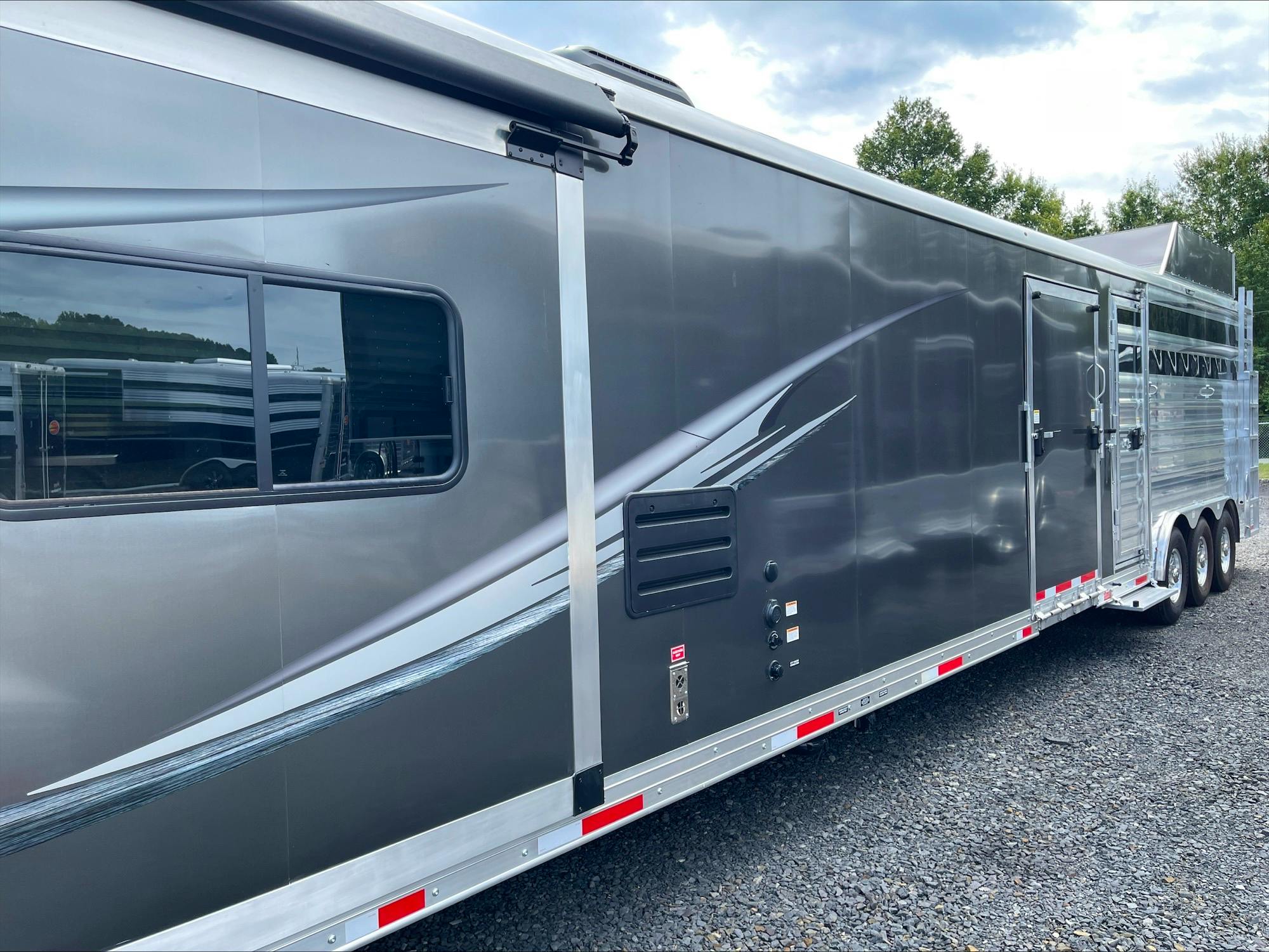 Stock #63782 - Merhow 40ft NextGen Stock Combo LQ w Bar and Bunk 8016 BB