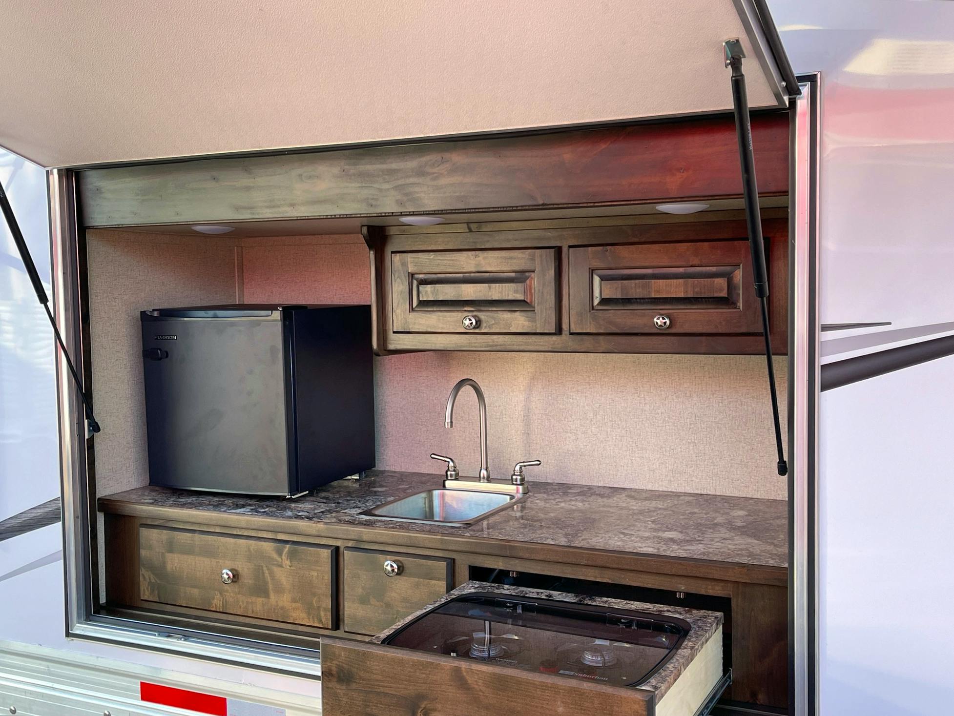 Stock #64936 - Merhow 30ft Summit 3 Horse Trailer w Living Quarters RQ