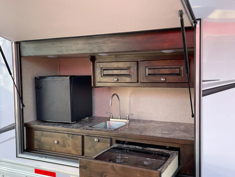 Stock #64936 - Merhow 30ft Summit 3 Horse Trailer w Living Quarters RQ