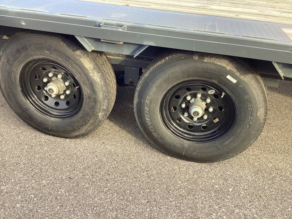 LoneStar 32'x102" Gooseneck Lo-Pro Flatbed Trailer w/ Singles (LS) - Stock #65909 - Image 4 of 4