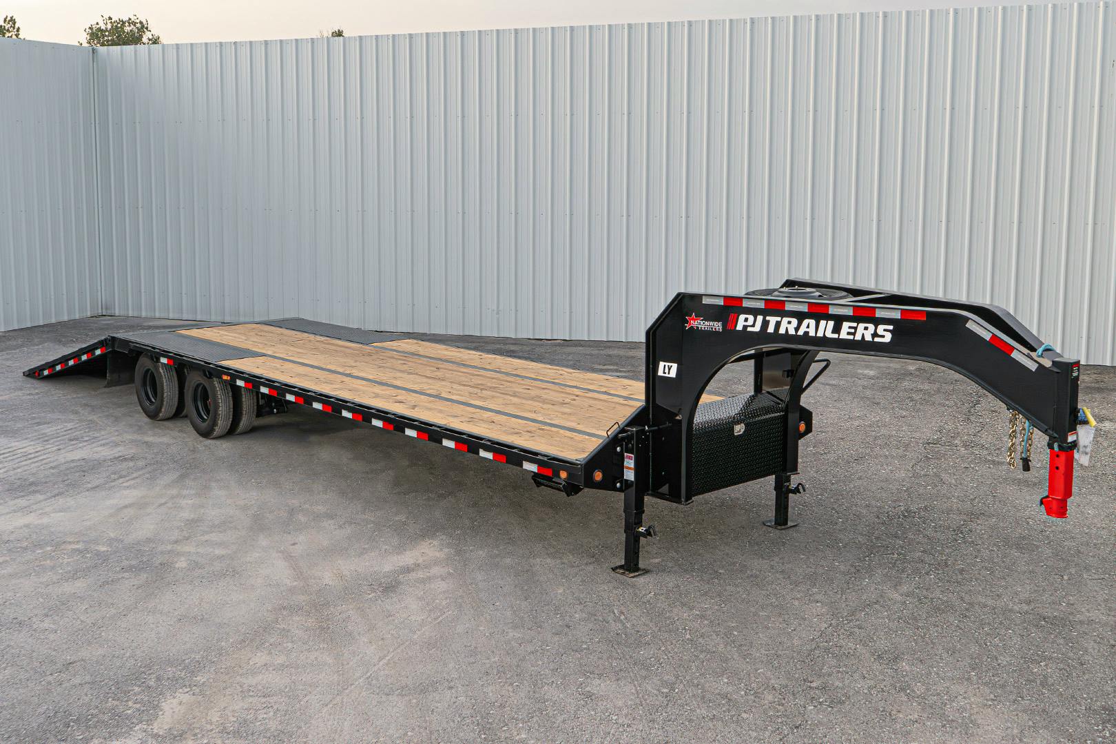 PJ Trailers 36'x102" Gooseneck Flatbed Trailer w/ Hydraulic Dovetail (LY) - Stock #67915 - Image 3 of 24