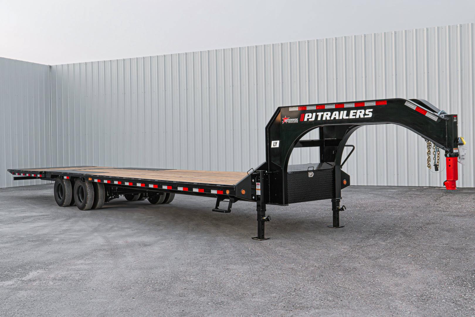 PJ Trailers 36'x102" Gooseneck Flatbed Trailer w/ Hydraulic Dovetail (LY) - Stock #67915 - Image 4 of 24