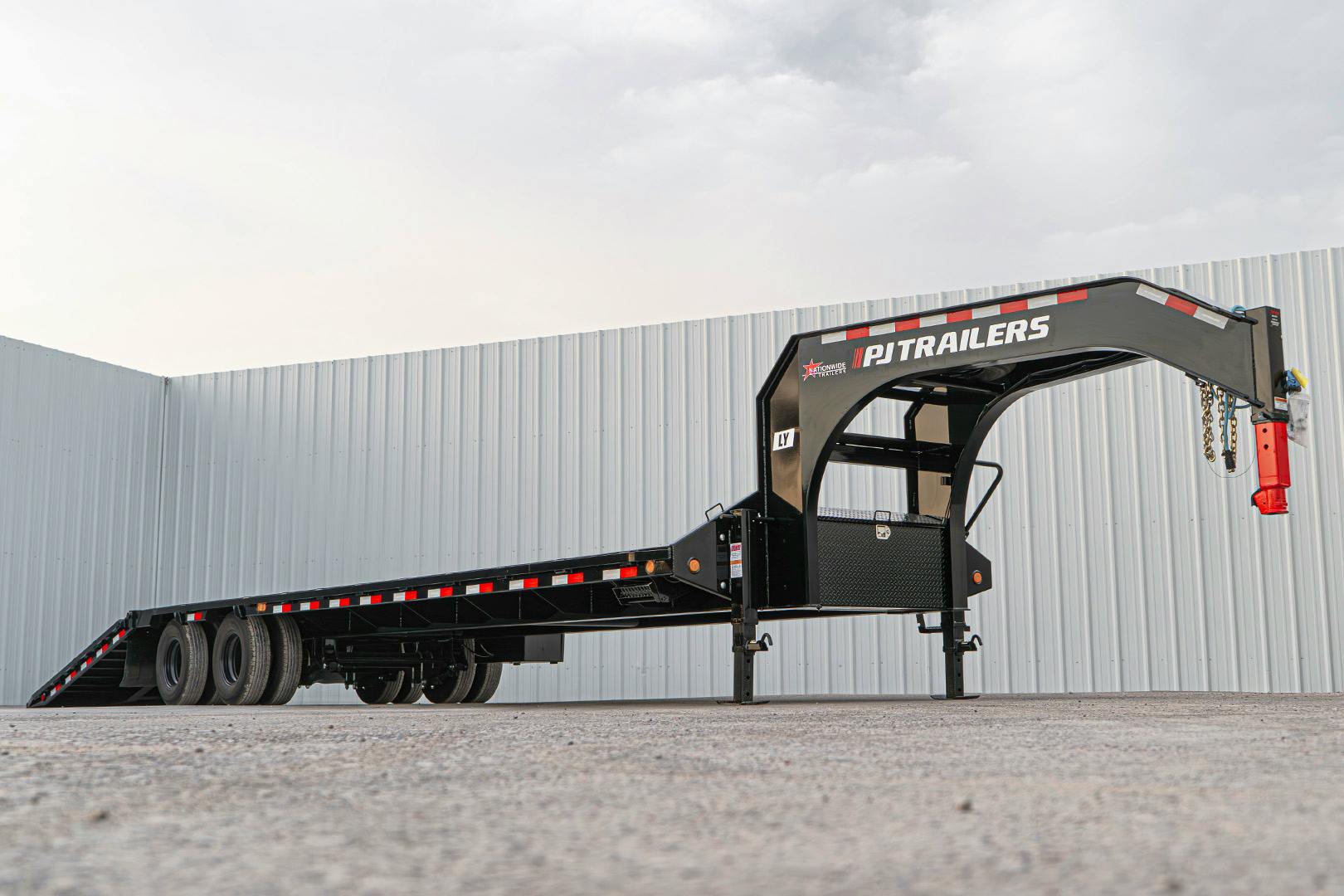 PJ Trailers 36'x102" Gooseneck Flatbed Trailer w/ Hydraulic Dovetail (LY) - Stock #67915 - Image 7 of 24