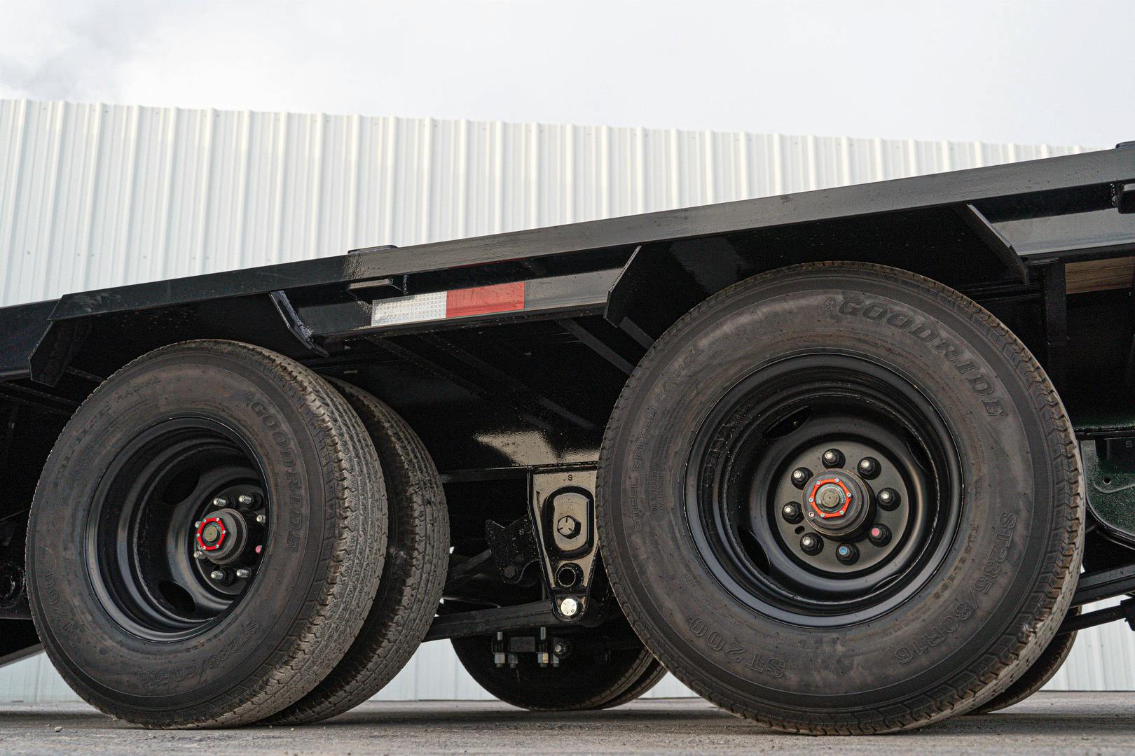 PJ Trailers 36'x102" Gooseneck Flatbed Trailer w/ Hydraulic Dovetail (LY) - Stock #67915 - Image 20 of 24