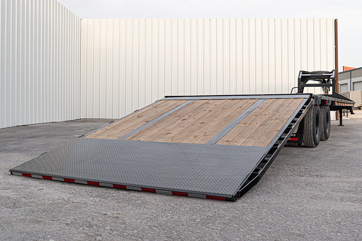 PJ Trailers 36'x102" Gooseneck Flatbed Trailer w/ Hydraulic Dovetail (LY) - Image 24