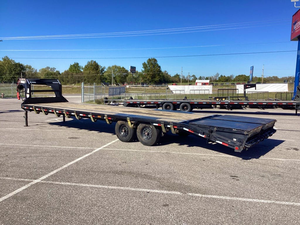 PJ Trailers 32'x102" 18k Gooseneck Flatbed Trailer w/ Singles (LX) - Image 3