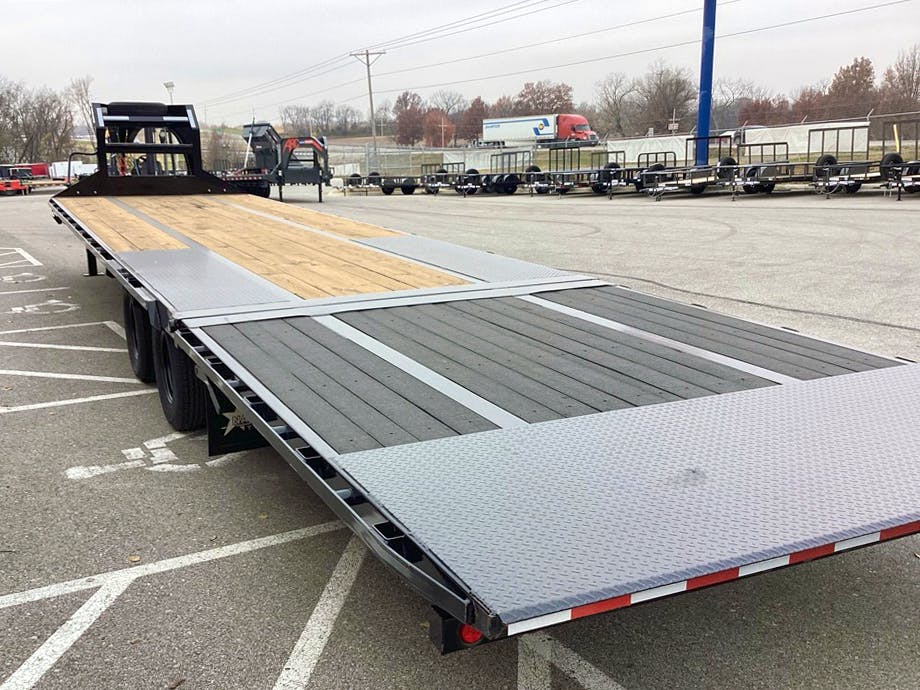 PJ Trailers 36'x102" Gooseneck Flatbed Trailer w/ Hydraulic Dovetail (LY) - Image 3