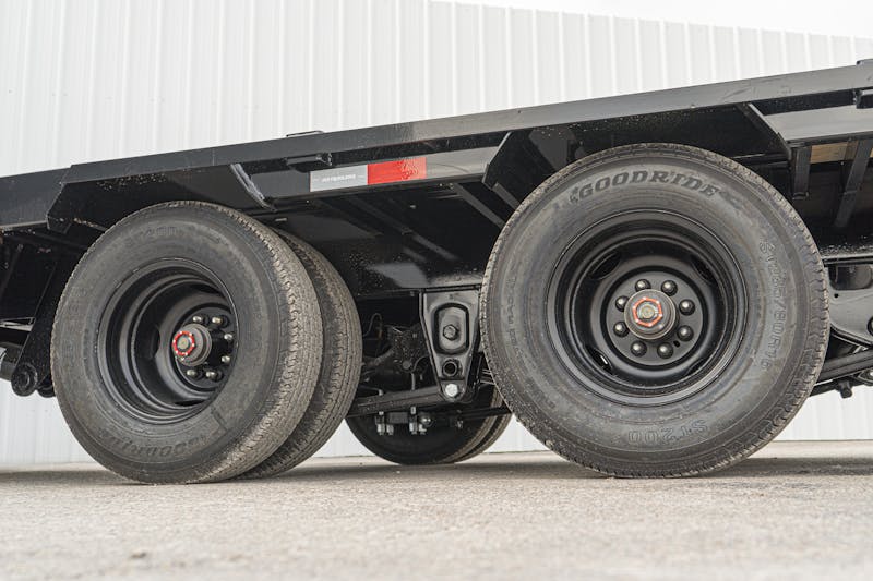 PJ Trailers 36ftx102in Gooseneck Flatbed Trailer w  Hydraulic Dovetail  LY