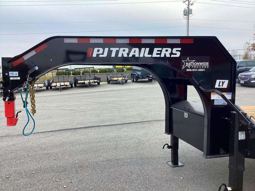 PJ Trailers 36'x102" Gooseneck Flatbed Trailer w/ Hydraulic Dovetail (LY) - Image 5