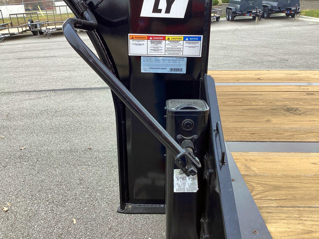 PJ Trailers 36'x102" Gooseneck Flatbed Trailer w/ Hydraulic Dovetail (LY) - Image 6