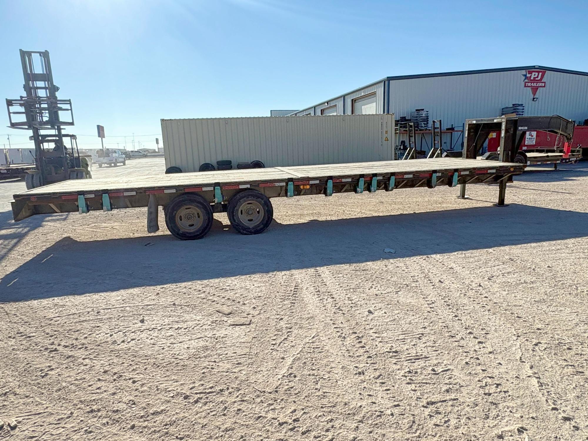 DNJ 28'x102" 24K Straight Deck w/ Hdyraulic Jacks - Image 1