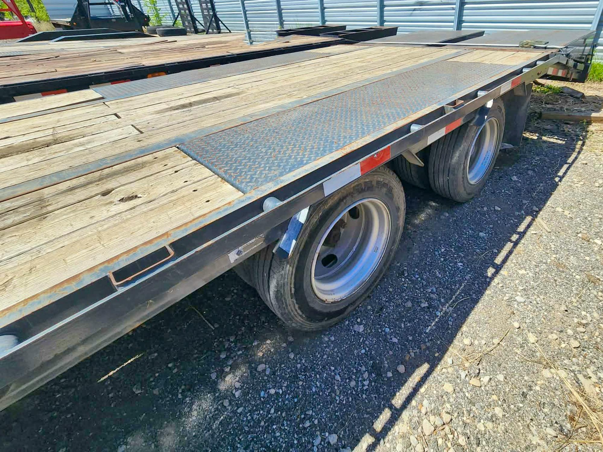 Load Trail USED 32'x102" Flatbed Trailer - Stock #77640 - Image 4 of 6