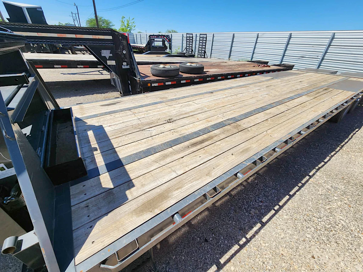 Load Trail USED 32'x102" Flatbed Trailer - Stock #77640 - Image 3 of 6 Load Trail USED 32'x102" Flatbed Trailer - Stock #77640 - Image 3 of 6