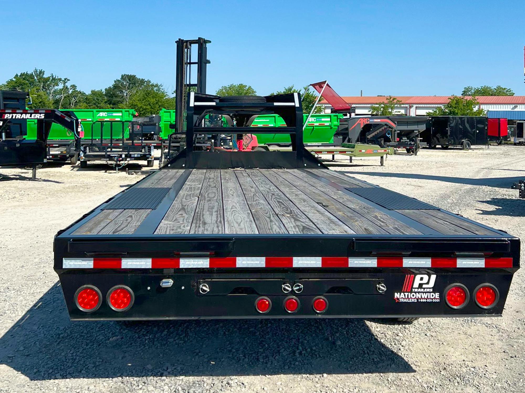 PJ Trailers 20'x102" Gooseneck Low Pro Flatbed Trailer w/ Singles (LS) - Stock #80238 - Image 4 of 4
