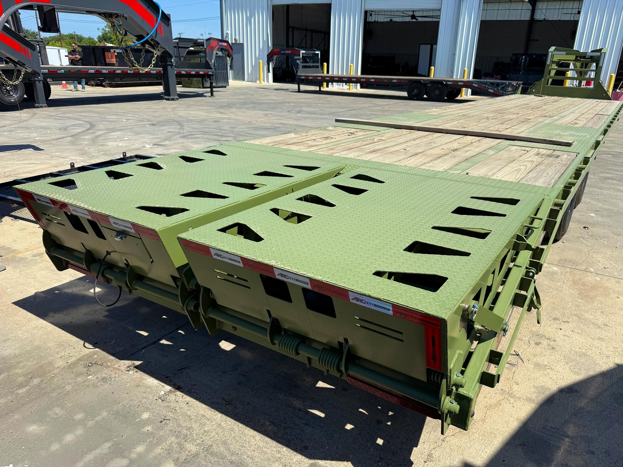 ARC Trailers ARC GDD 40' × 102" Gooseneck Flatbed Trailer with Duals