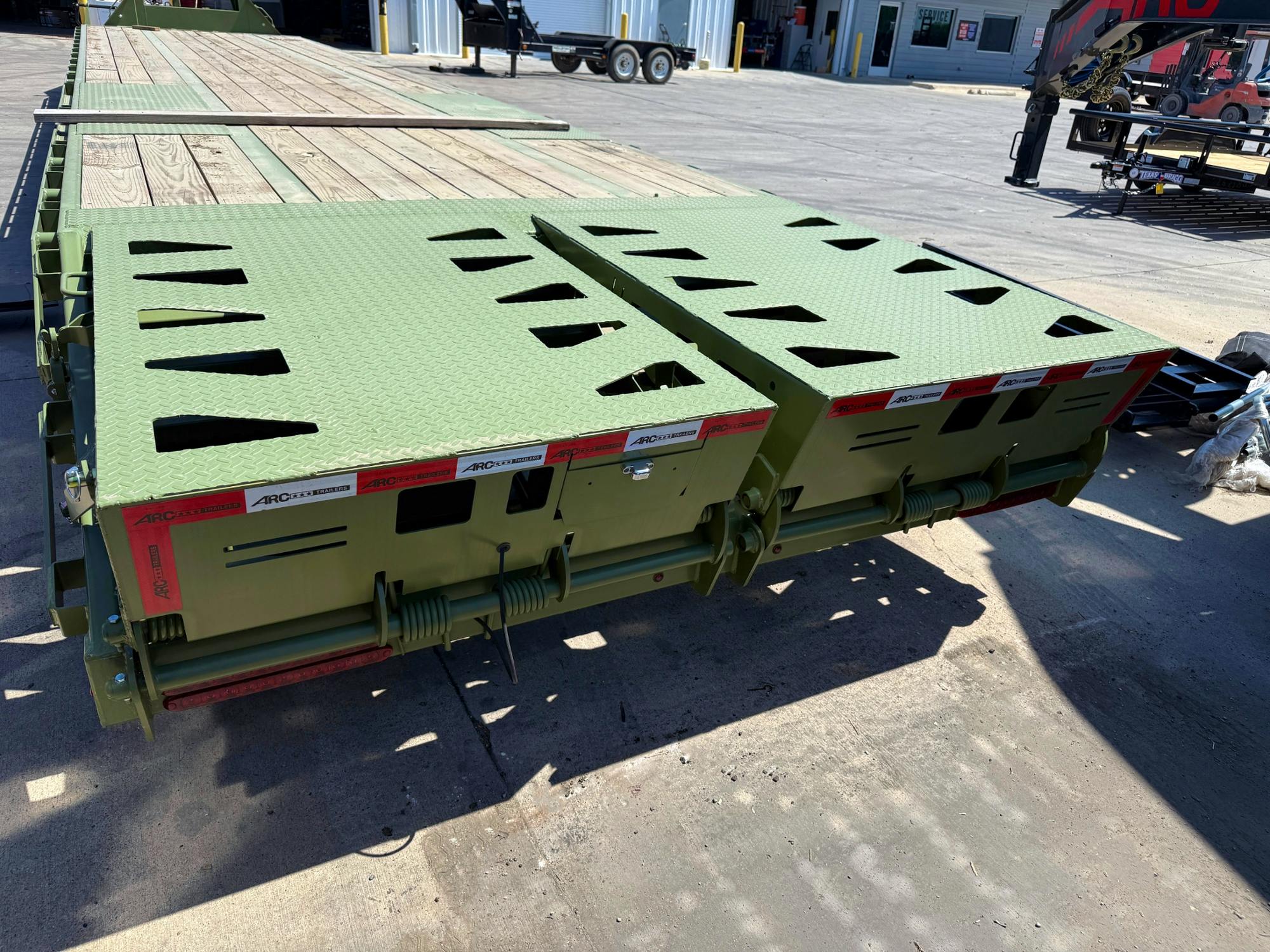 ARC Trailers ARC GDD 40' × 102" Gooseneck Flatbed Trailer with Duals