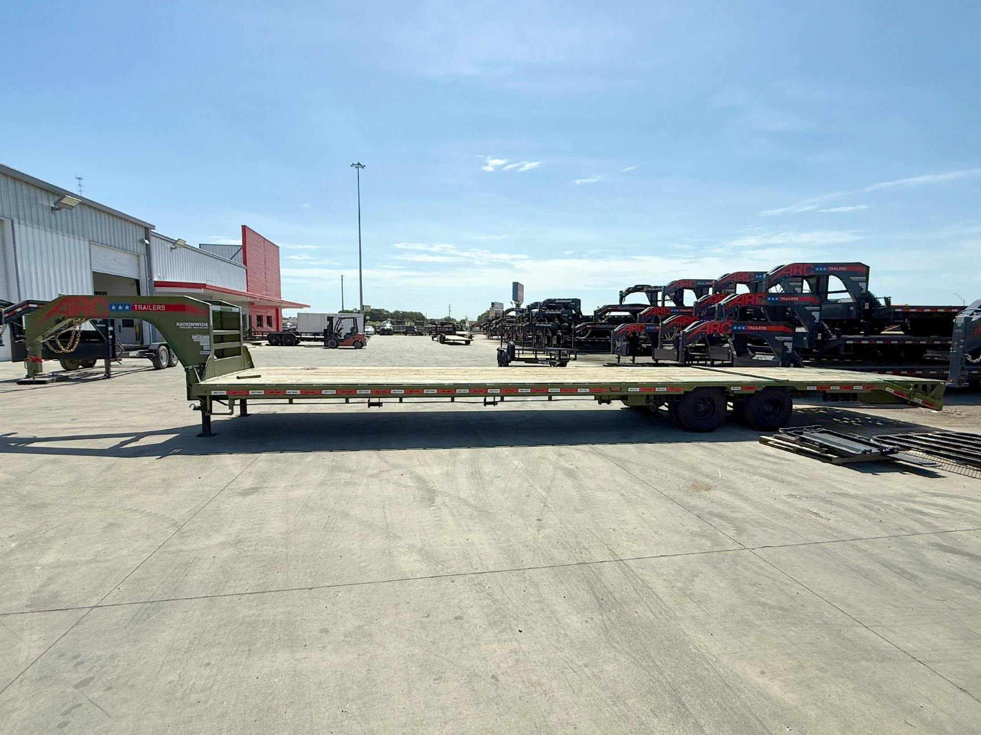 ARC Trailers ARC GDD 40' × 102" Gooseneck Flatbed Trailer with Duals