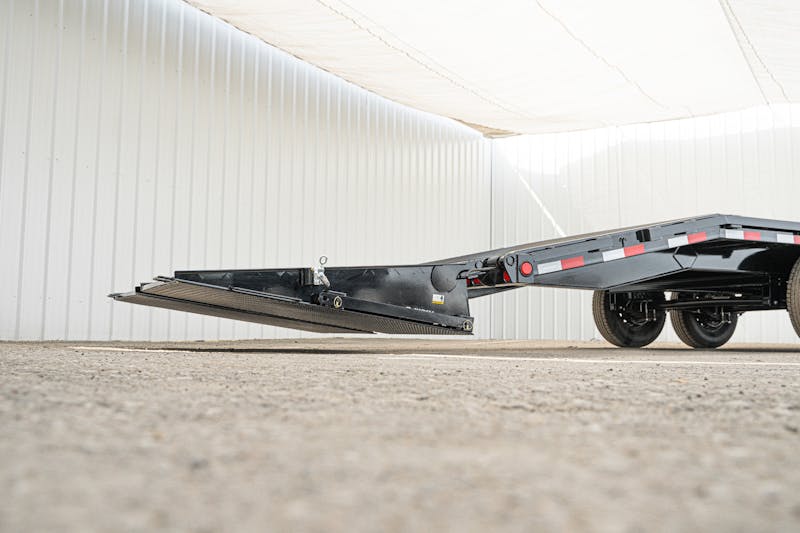 PJ Trailers 30ftx102in Gooseneck Low Pro Flatbed Trailer w  Singles  LS