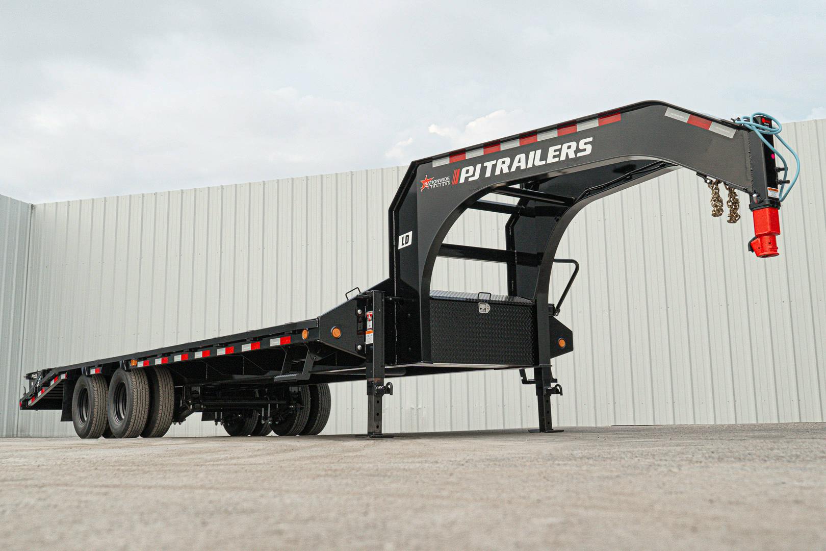 PJ Trailers 25'x102" Gooseneck Low Pro Flatbed Trailer w/ Duals (LD) - Image 8