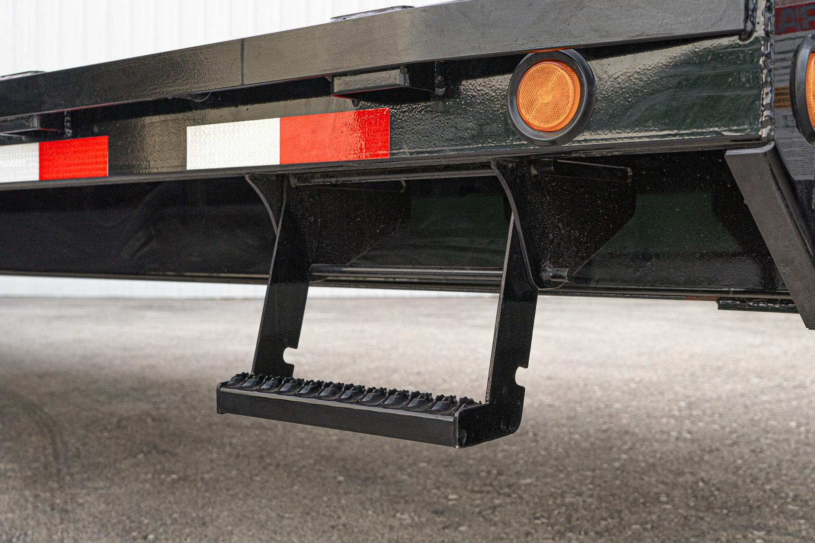 PJ Trailers 25'x102" 18k Gooseneck Flatbed Trailer w/ Singles (LX) - Image 6