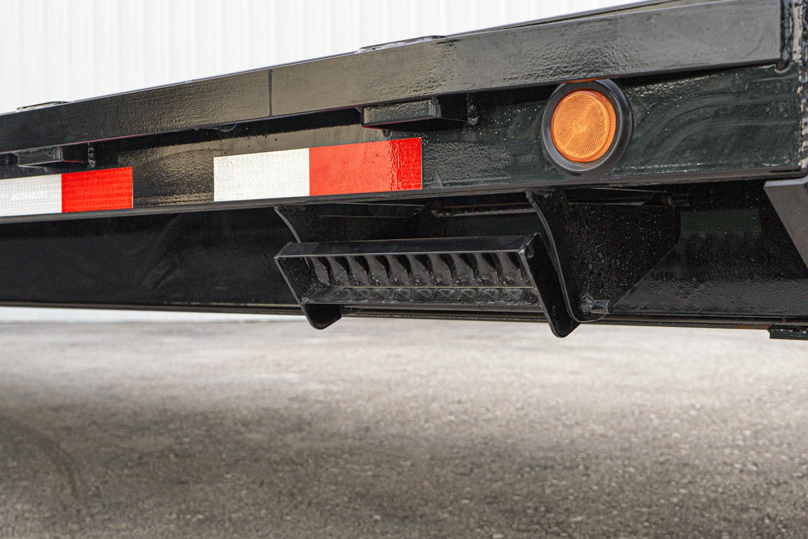 PJ Trailers 25'x102" 18k Gooseneck Flatbed Trailer w/ Singles (LX) - Image 7