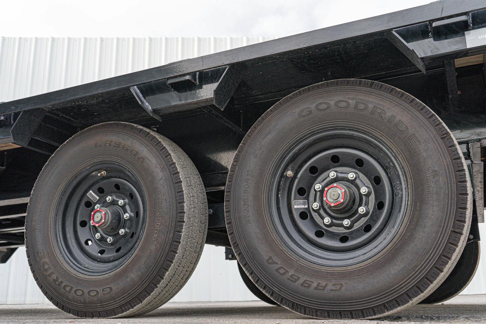 PJ Trailers 25'x102" 18k Gooseneck Flatbed Trailer w/ Singles (LX) - Image 9