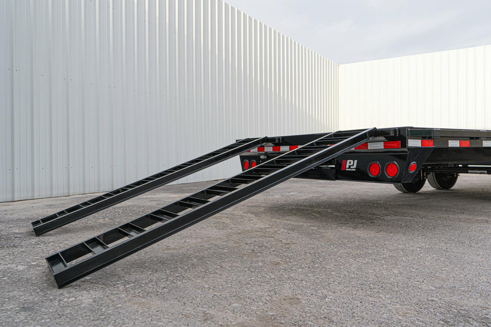 PJ Trailers 25'x102" 18k Gooseneck Flatbed Trailer w/ Singles (LX) - Image 11