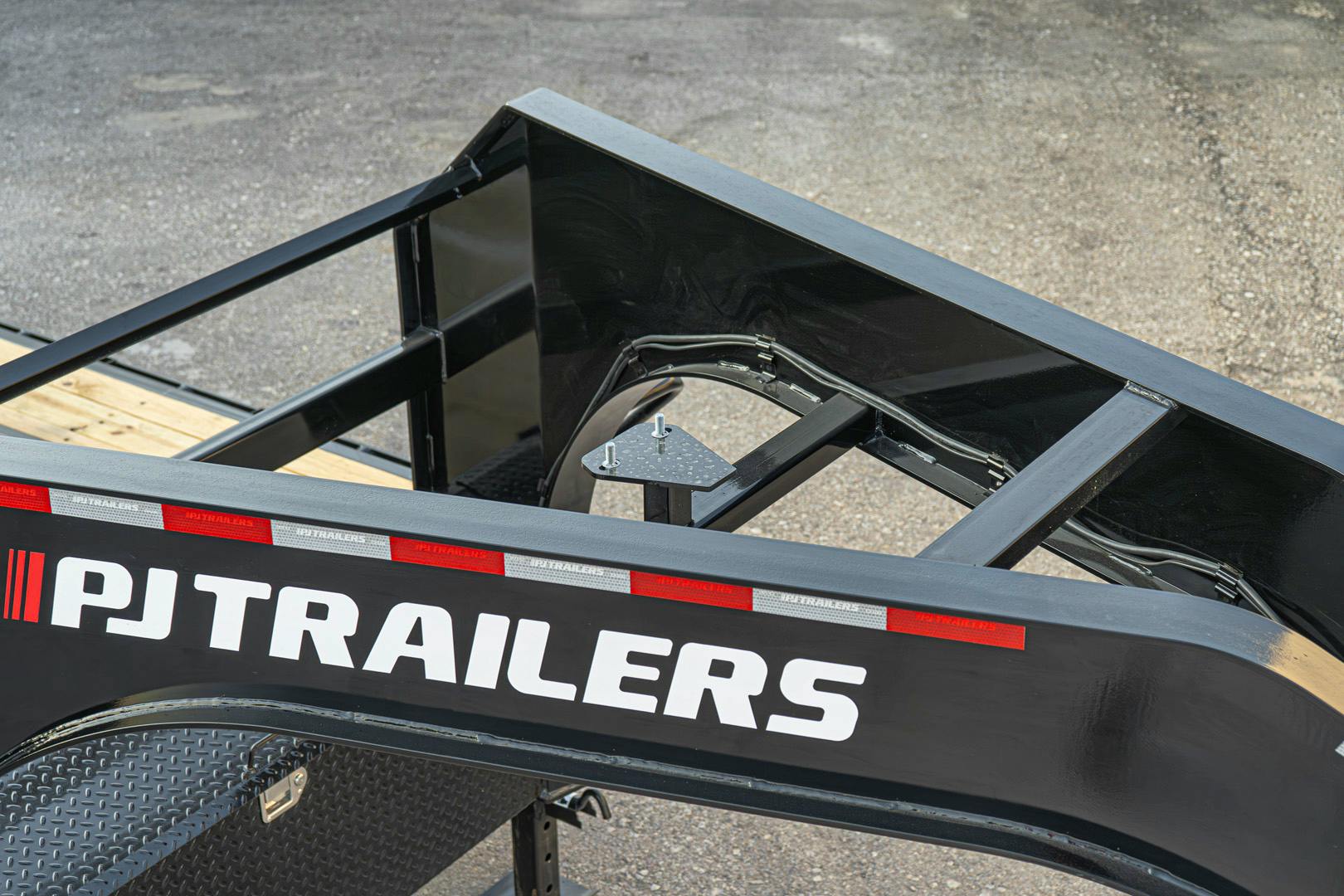 PJ Trailers 28'x102" Gooseneck Low Pro Flatbed Trailer w/ Singles (LS) - Image 5